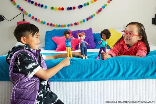 Mattel Karma’s World Karma Grant Doll with Microphone Accessory - Image 2